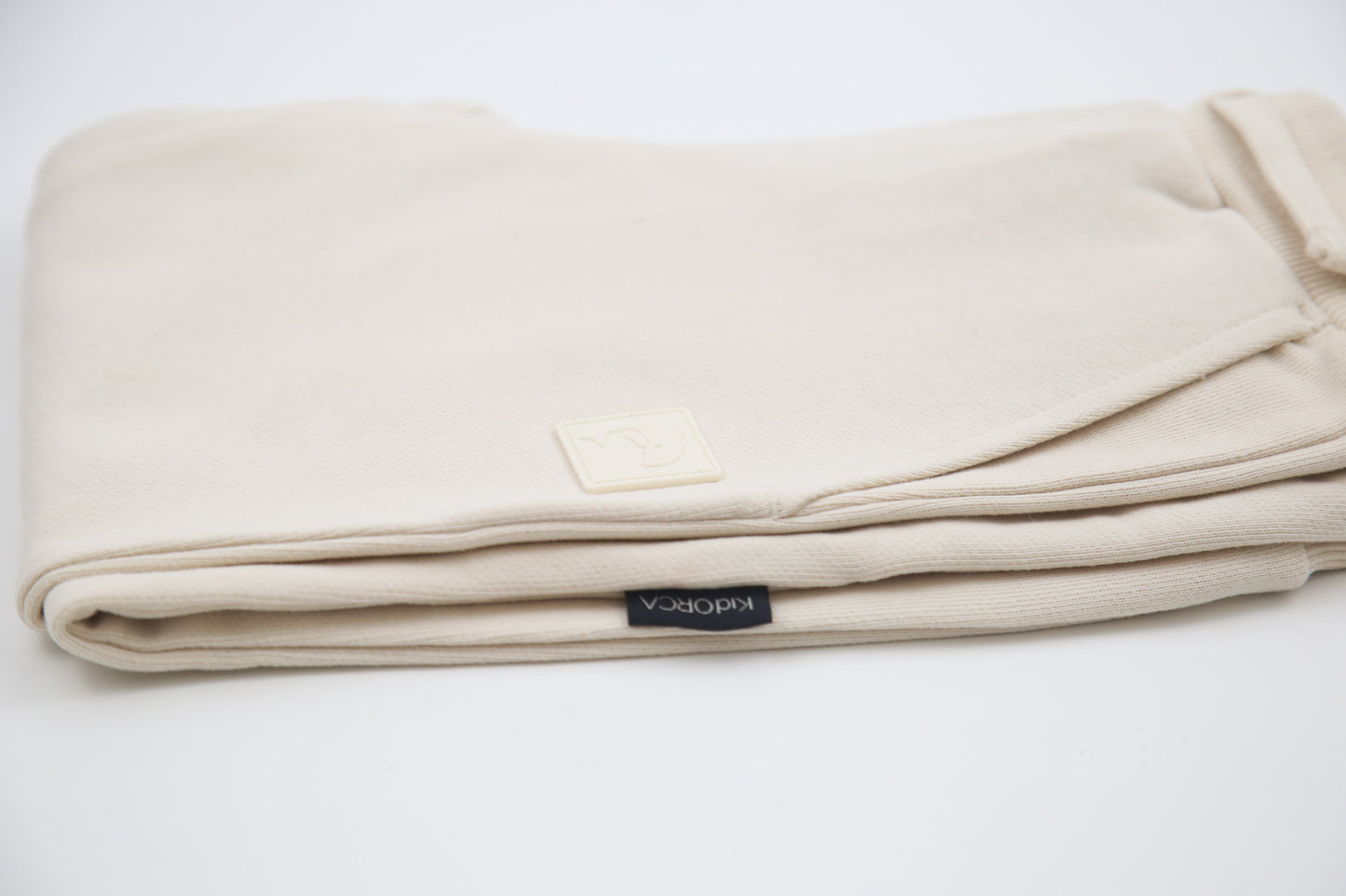 Close-up of french terry fabric and tapered fit – oat kids sweatpants