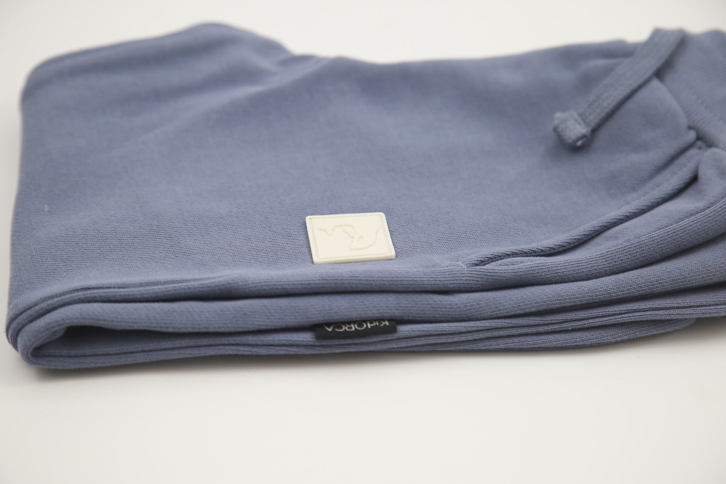 Close-up of french terry fabric and tapered fit – flint kids sweatpants