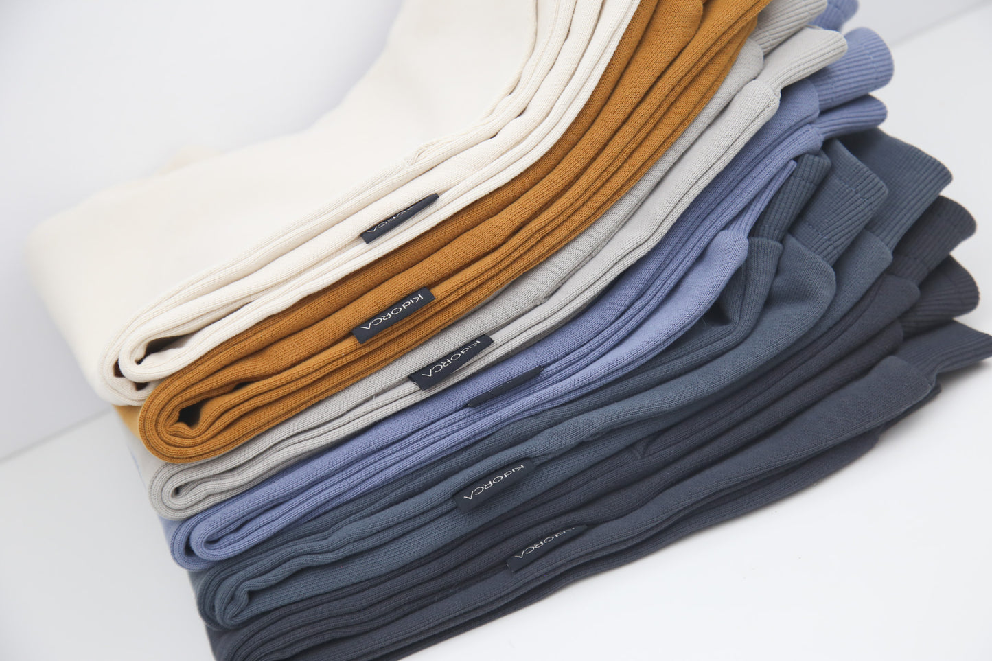 Close-up of brushed terry fabric and tapered fit – lava kids sweatpants