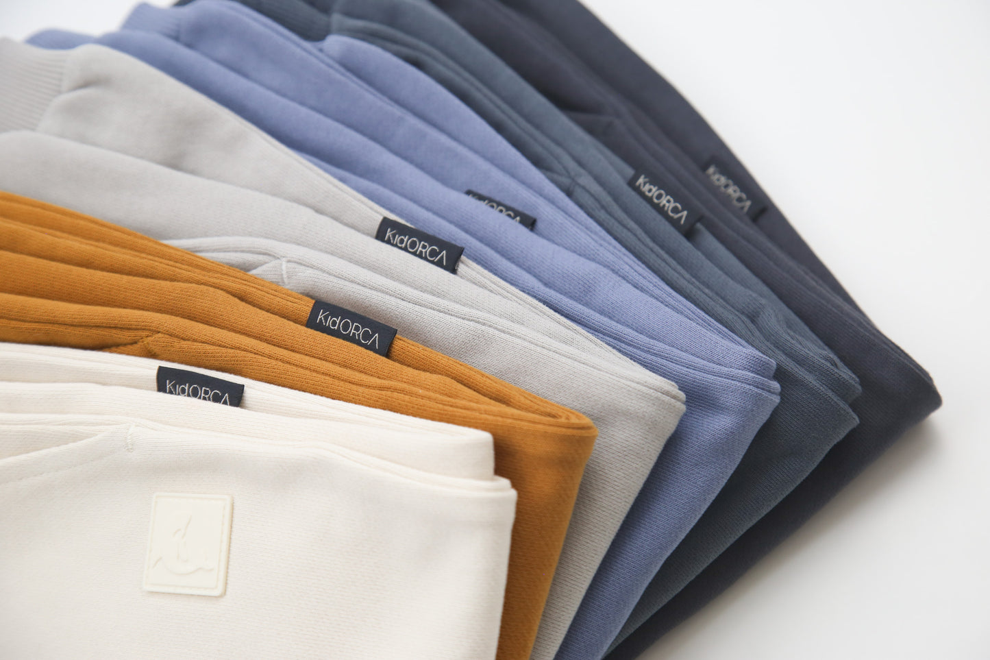 Close-up of brushed terry fabric and tapered fit – lava kids sweatpants
