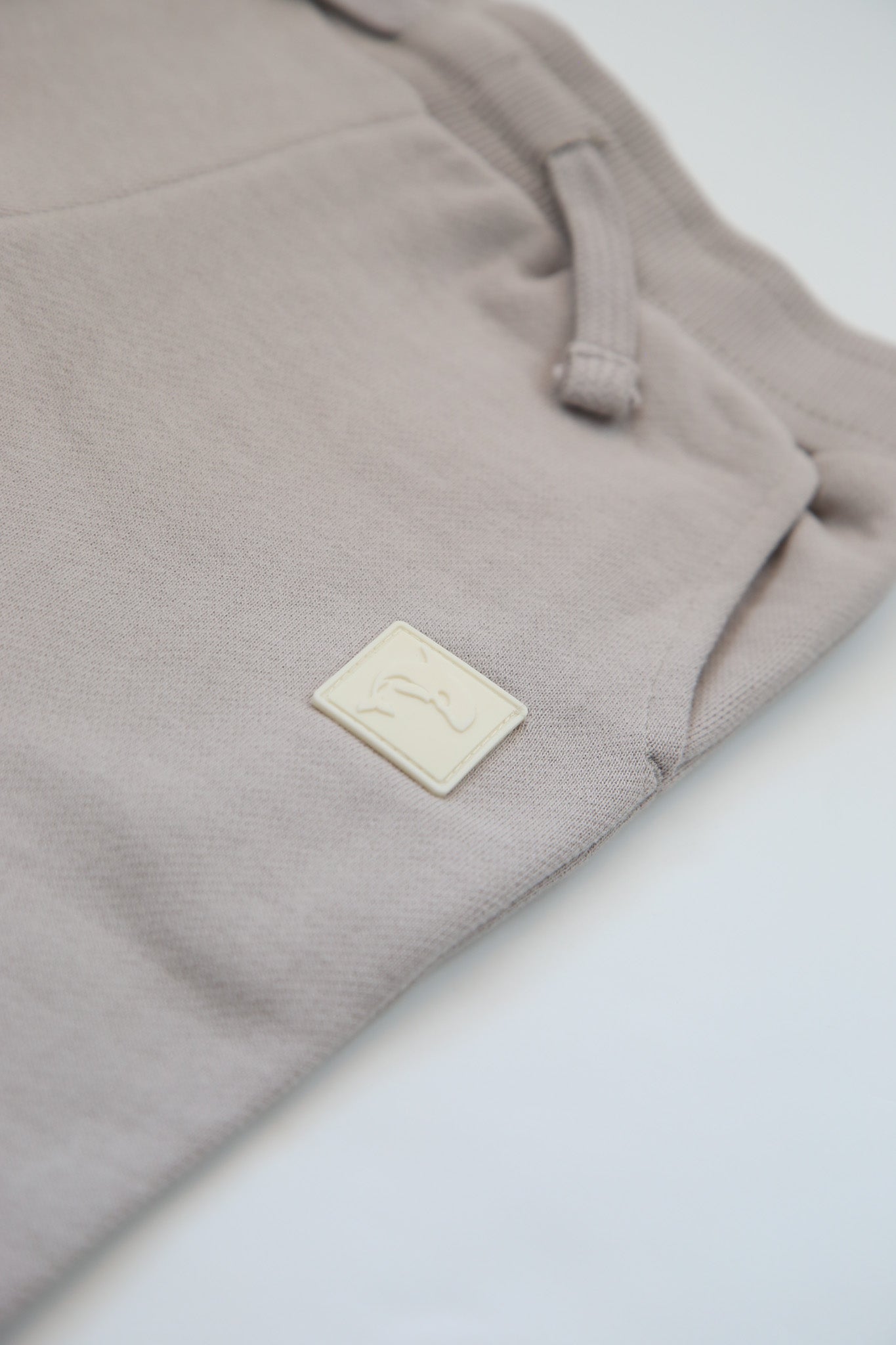 Rib cuff and side pocket detail on pebble grey sweatpants – french terry kids