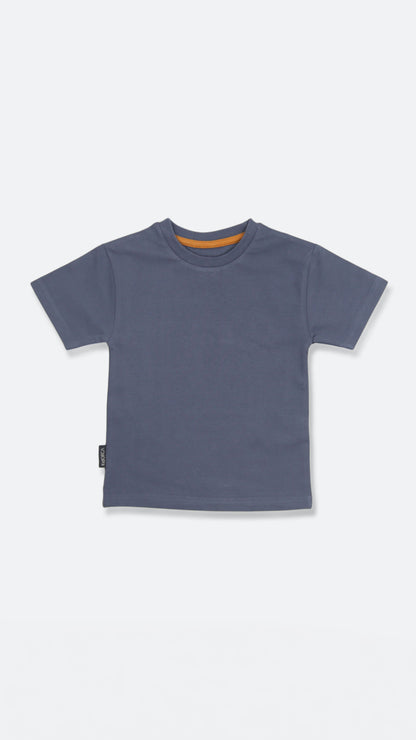 Organic cotton kids tee in fjord blue – front view