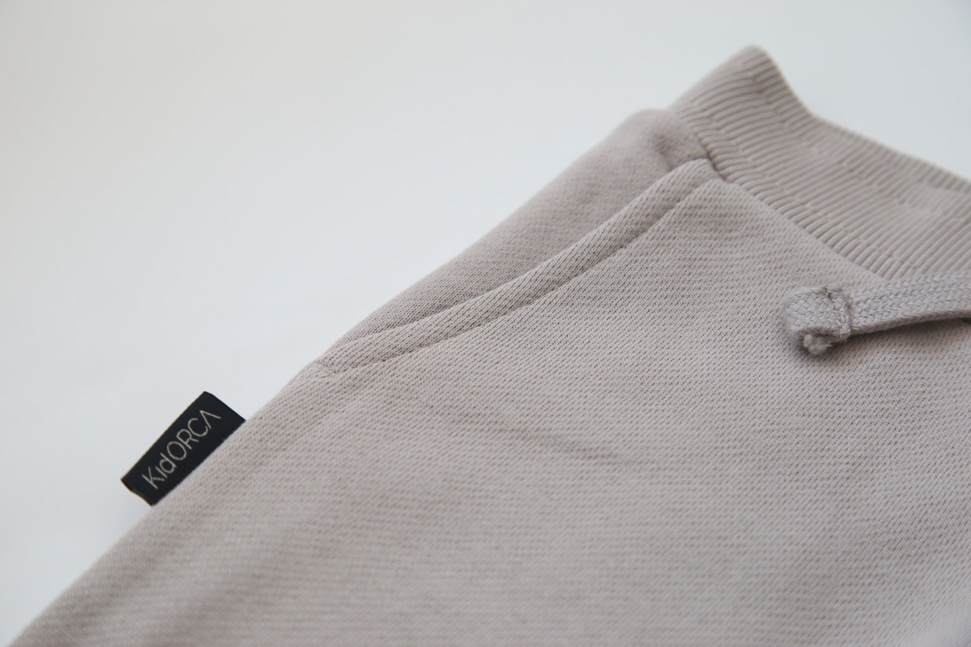 Rib cuff and side pocket detail on pebble grey sweatpants – french terry kids